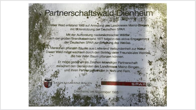 Informationstafel im Partnerschaftswald